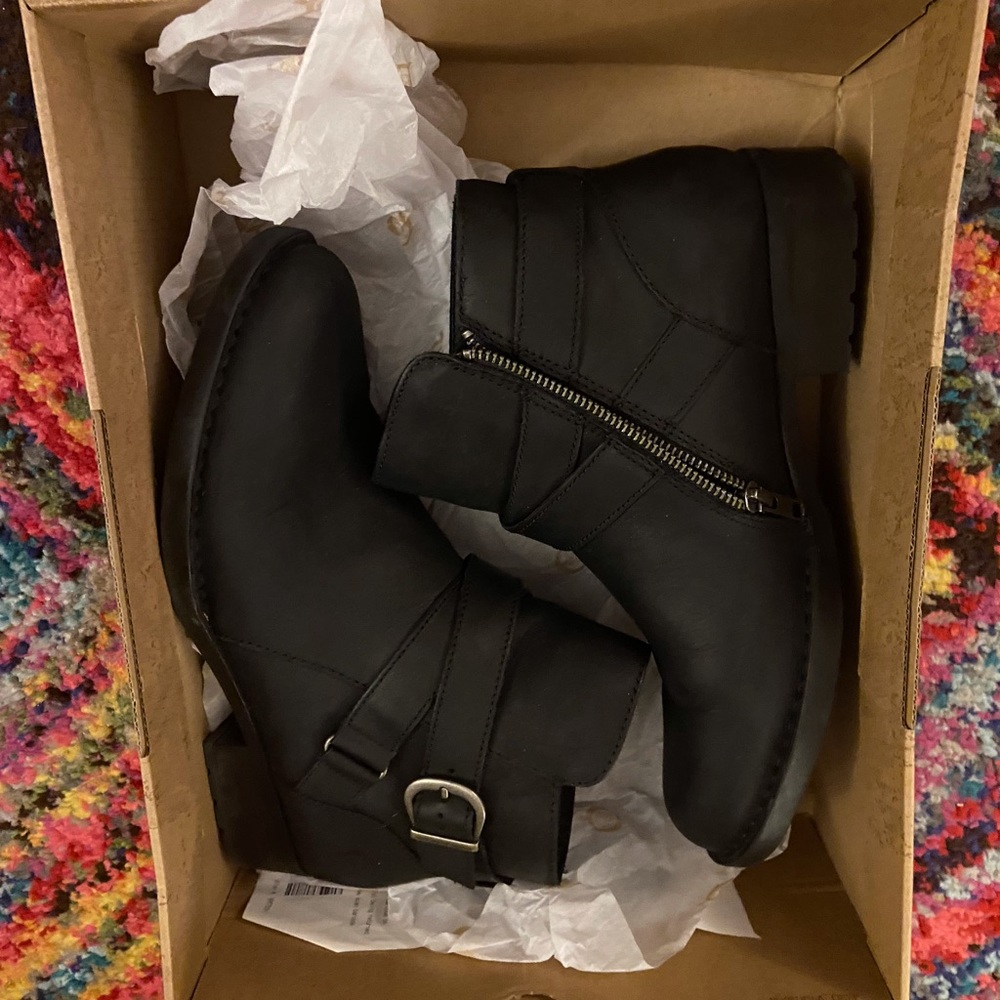 Born Distressed Leather Boots Wmn 9.5